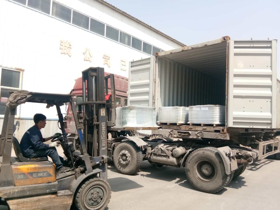 201912061575614562461300.jpg 2017年发往阿联酋54吨管件正在装车 (2).jpg